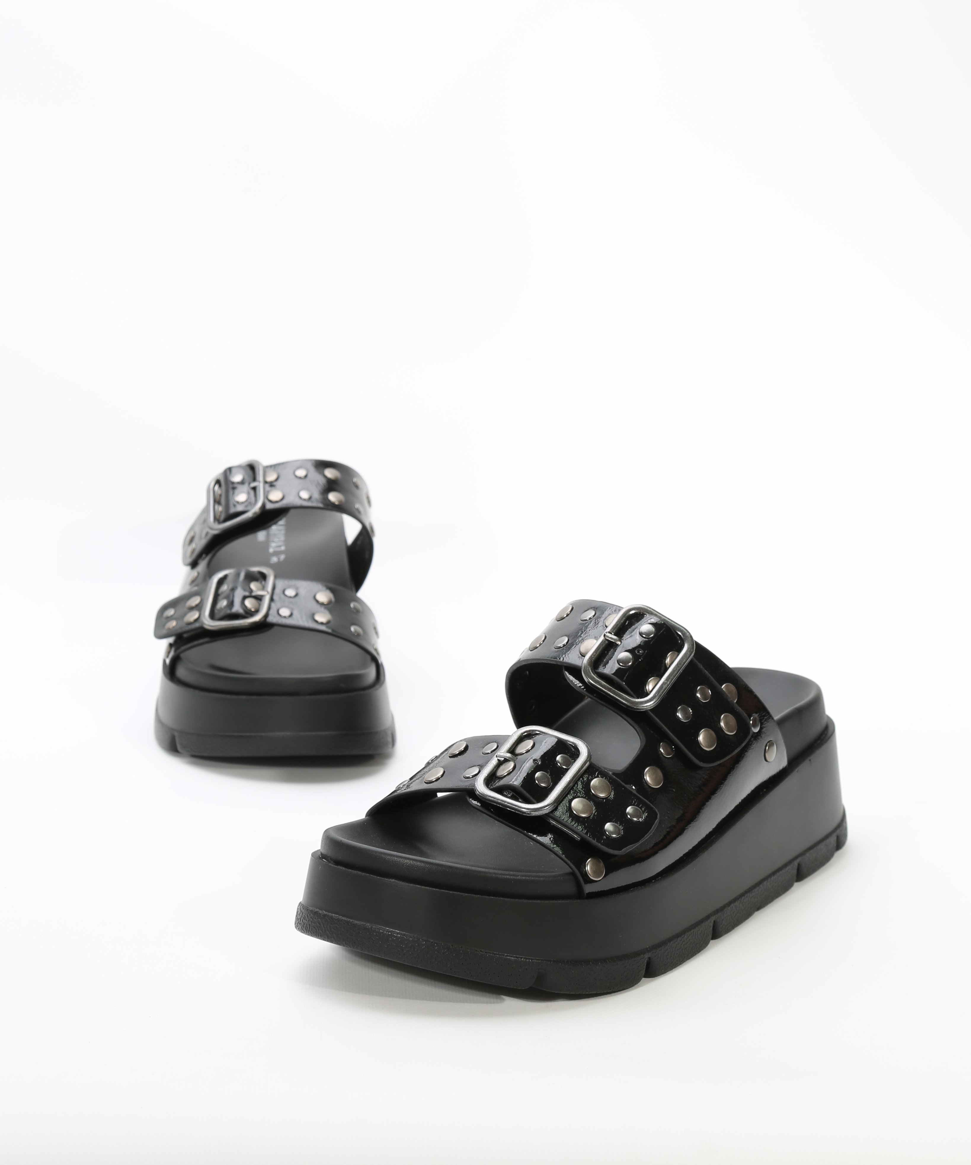 Sandalia plataforma tachas image number null